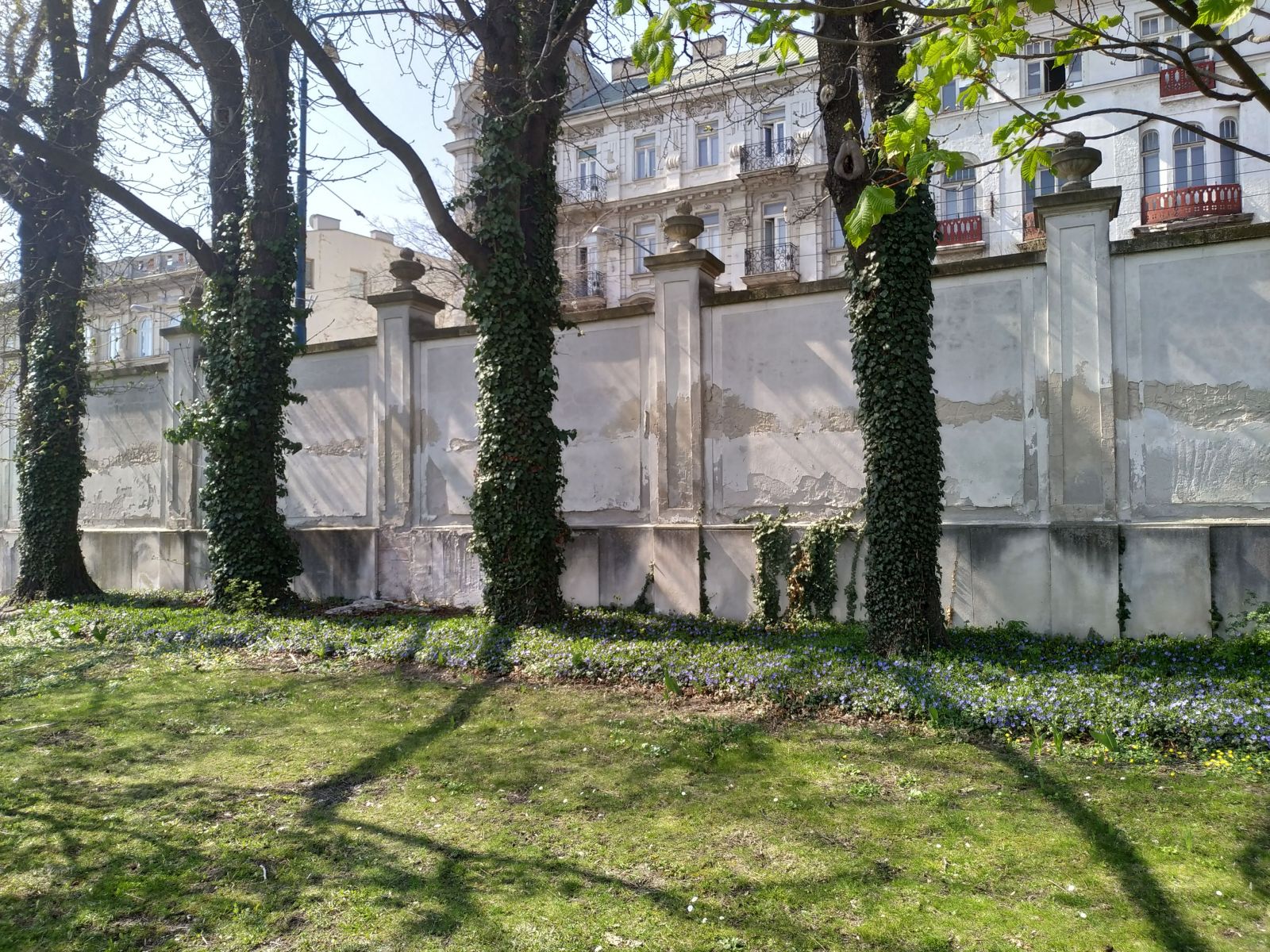 Zlá vizitka Bratislavy pred hokejovými MS. Čierna stavba, ošarpaná história či pozliepaná stanica