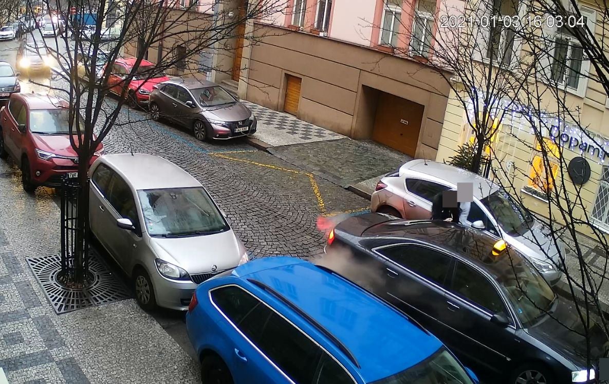Muž na pražských Vinohradech surově zmlátil ženu, nacpal ji do auta a odjel
