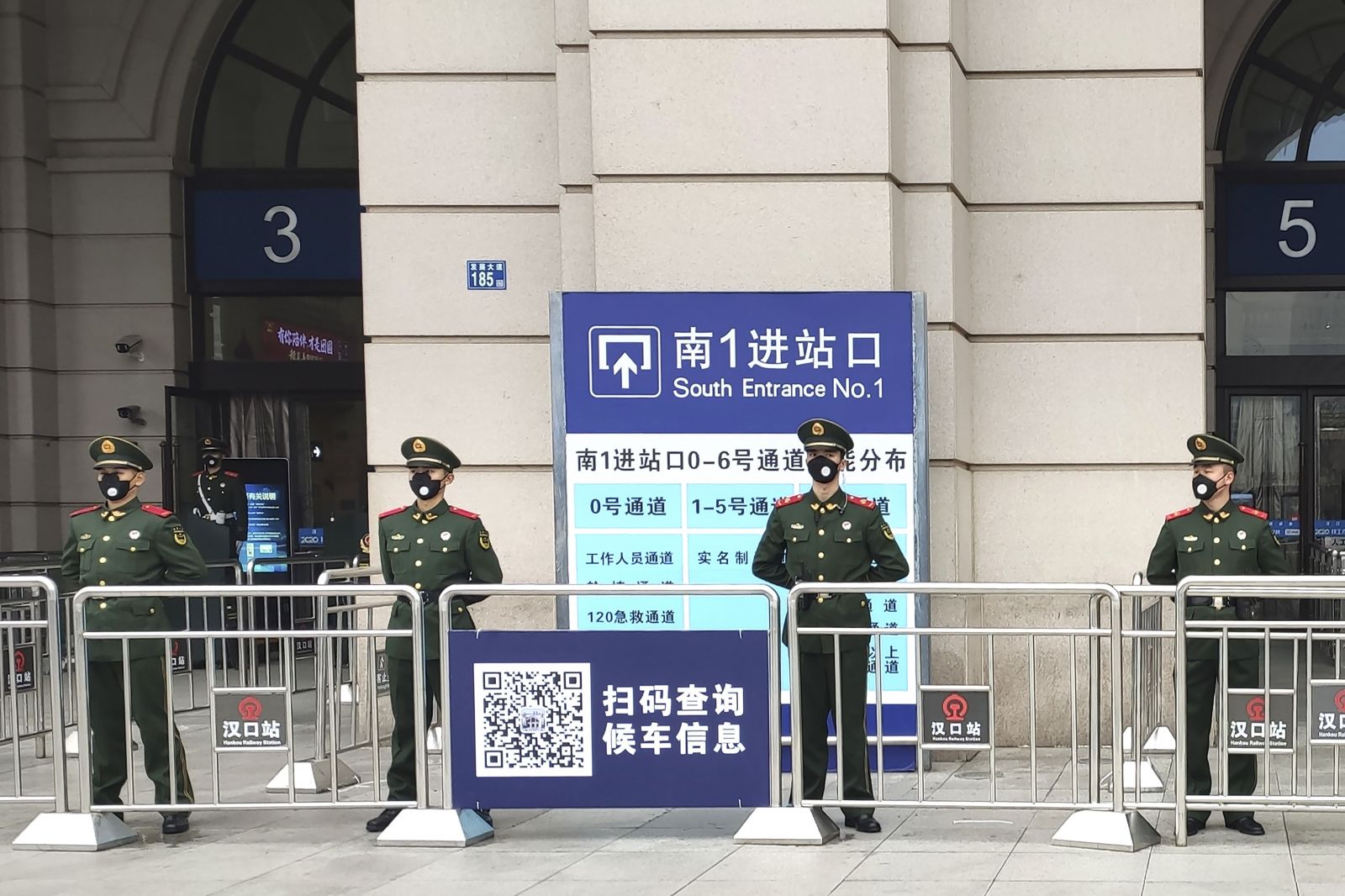 Policajti hliadkujú pred vstupom na uzavretú železničnú stanicu Hankou v čínskom meste Wu-chan.