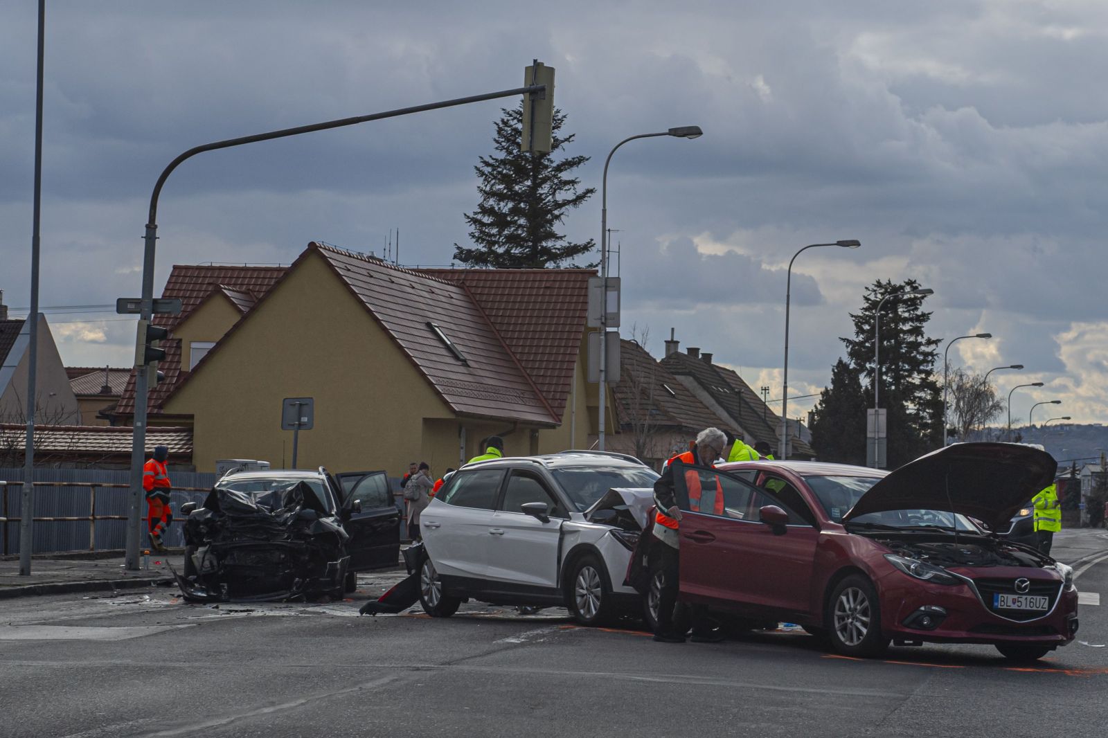 Hromadná nehoda v Bratislave blokuje dva pruhy, jedna osoba je ťažko zranená