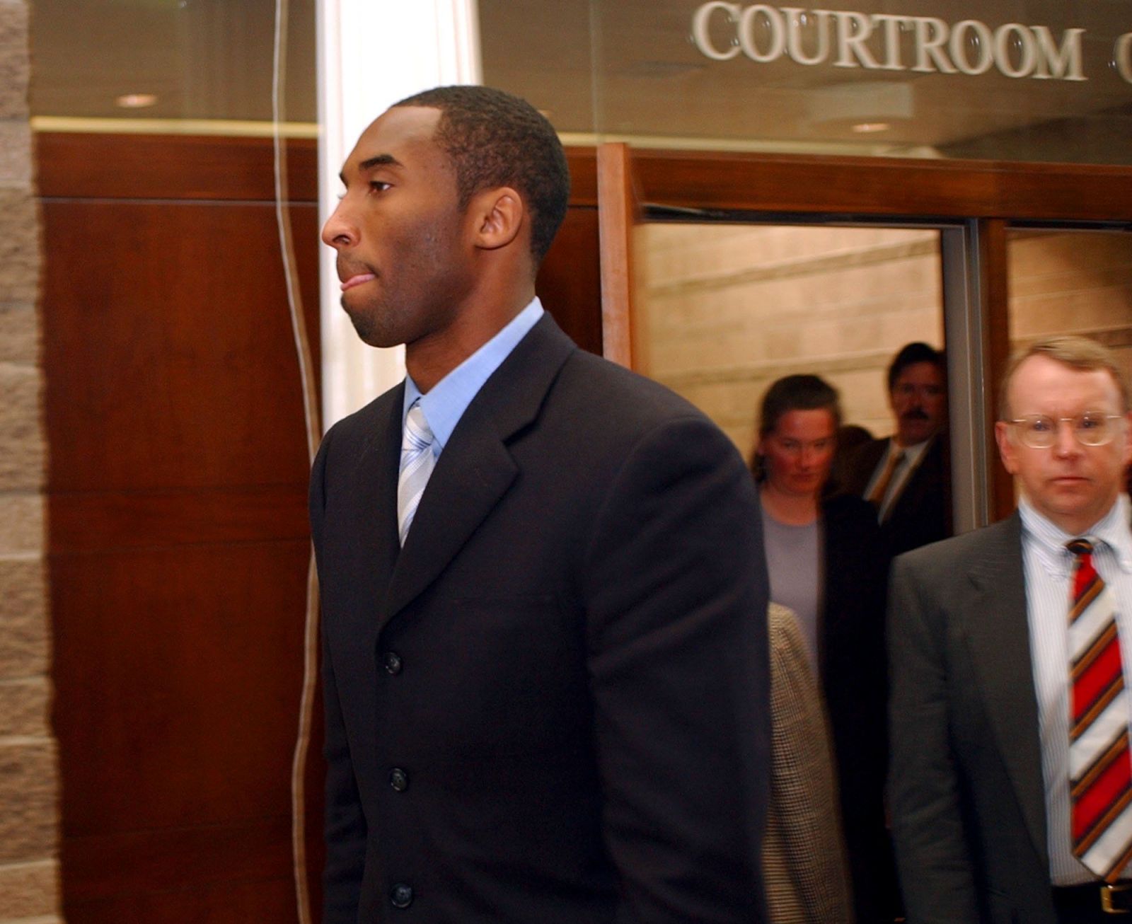 Kobe vychádza cez prestávku zo súdnej siene v meste Eagle v štáte Colorado 1. marca 2004.
