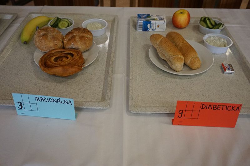 Pre porovnanie: Vľavo sú raňajky pre pacientov bez obmedzení, vpravo pre diabetikov. (Ružinov)