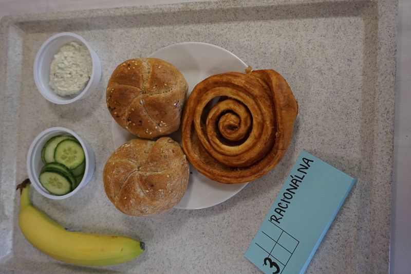Raňajky, ktoré sa v deň našej návštevy podávali. Túto tácku dostali pacienti s racionálnou diétou (bez obmedzení). (Ružinov)