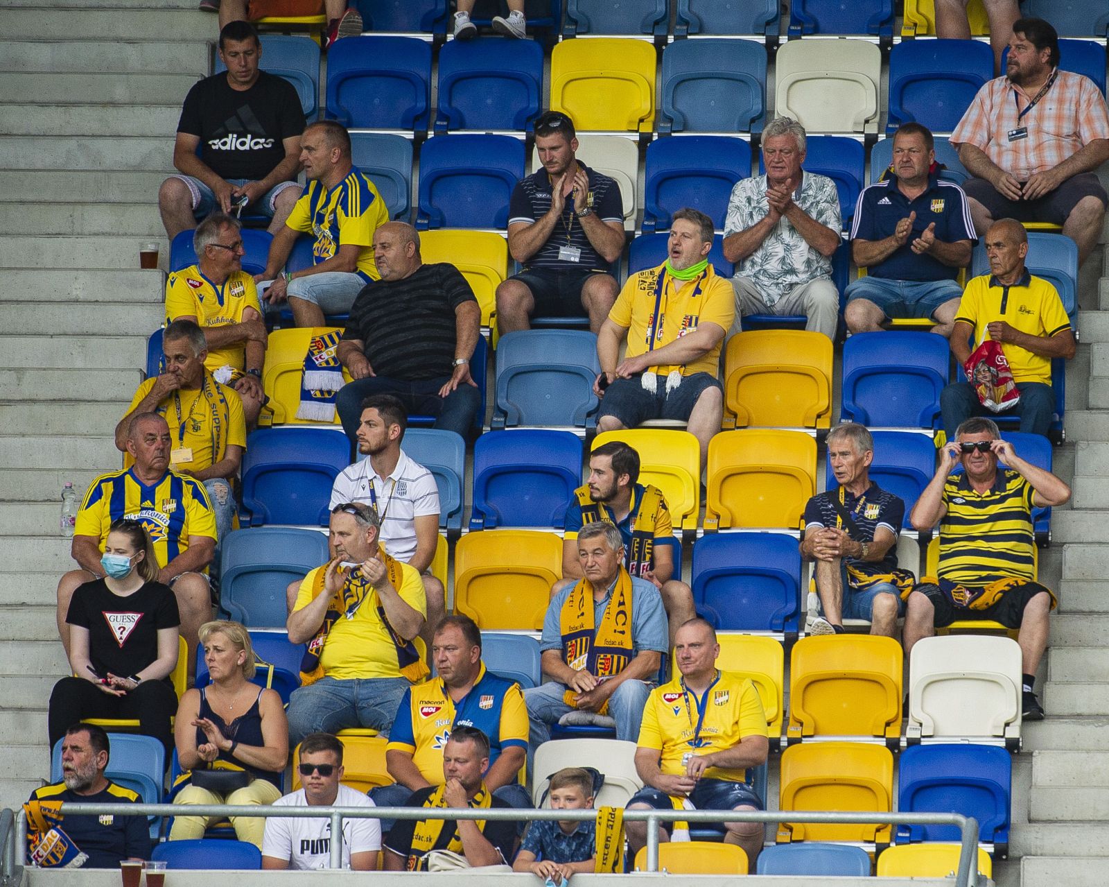 Prvý futbalový zápas po uvoľnení opatrení odohrali v Dunajskej Strede: Fanúšikom chýbali rúška a sedeli si, ako sa im zachcelo