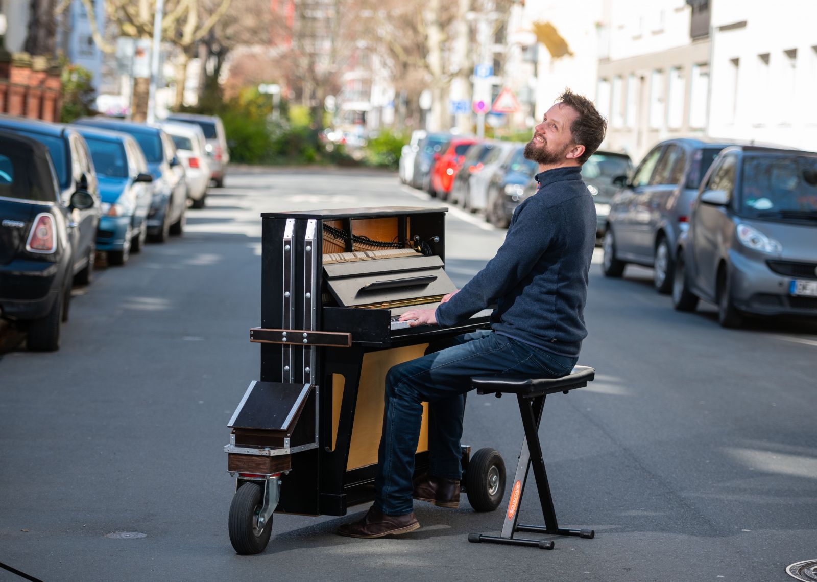 Hudobník vytiahol klavír na ulicu a hrá pre svojich susedov na strede ulice. Aj takto vyzerá koronavírusová kríza
