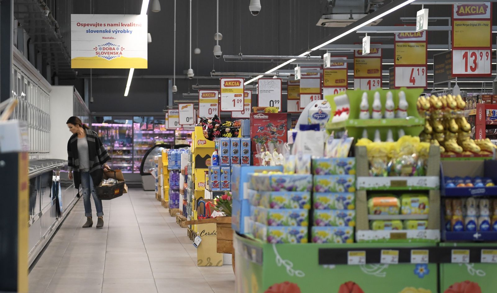 Na snímke kupujúca v prázdnych potravinách v obchodnom centre v Košiciach v nedeľu 15. marca 2020.