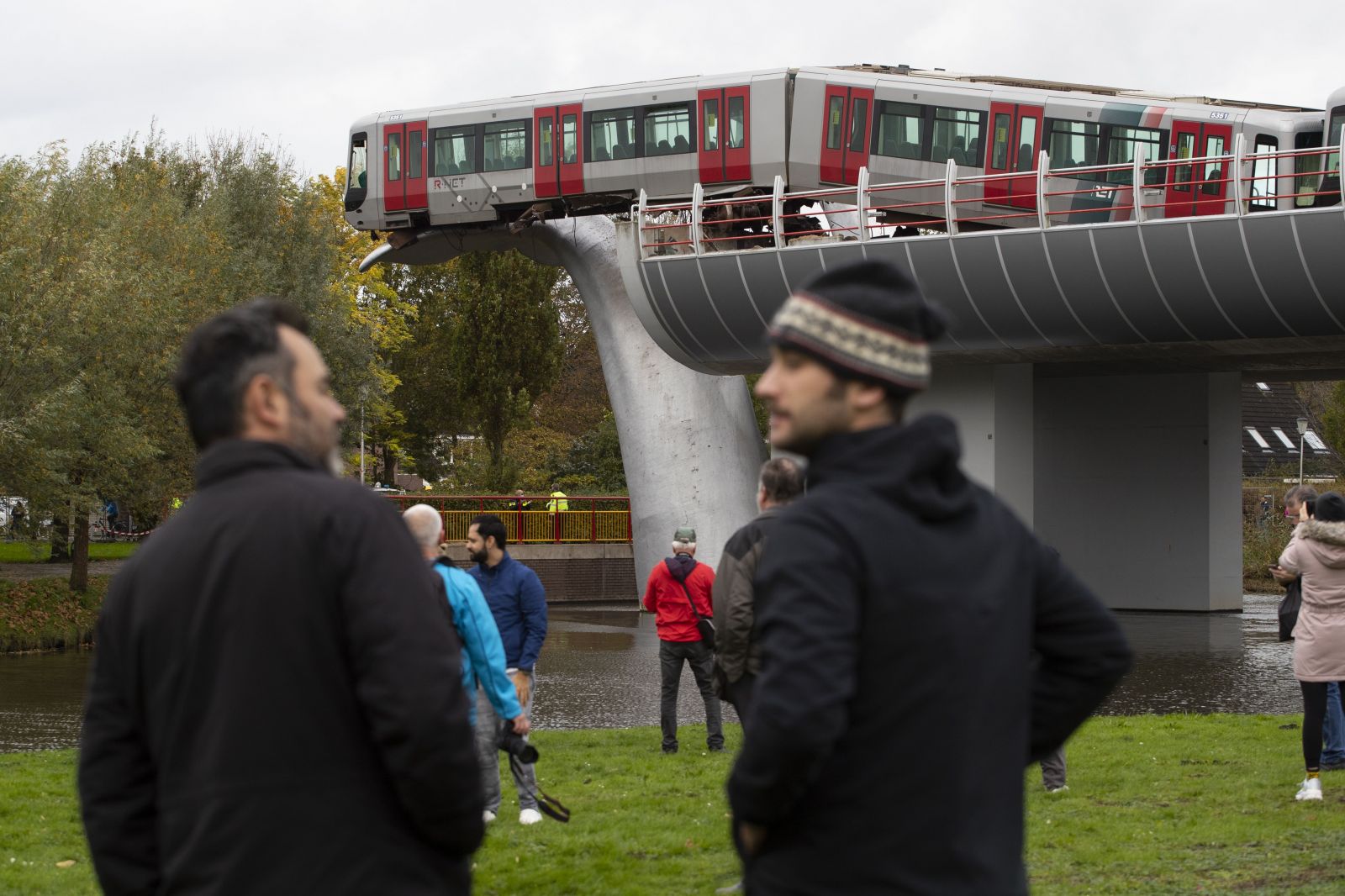 Súprava metra v Holandsku vyletela z koľajníc. Zostala visieť vo vzduchu, zasekla sa do sochy veľrybieho chvosta