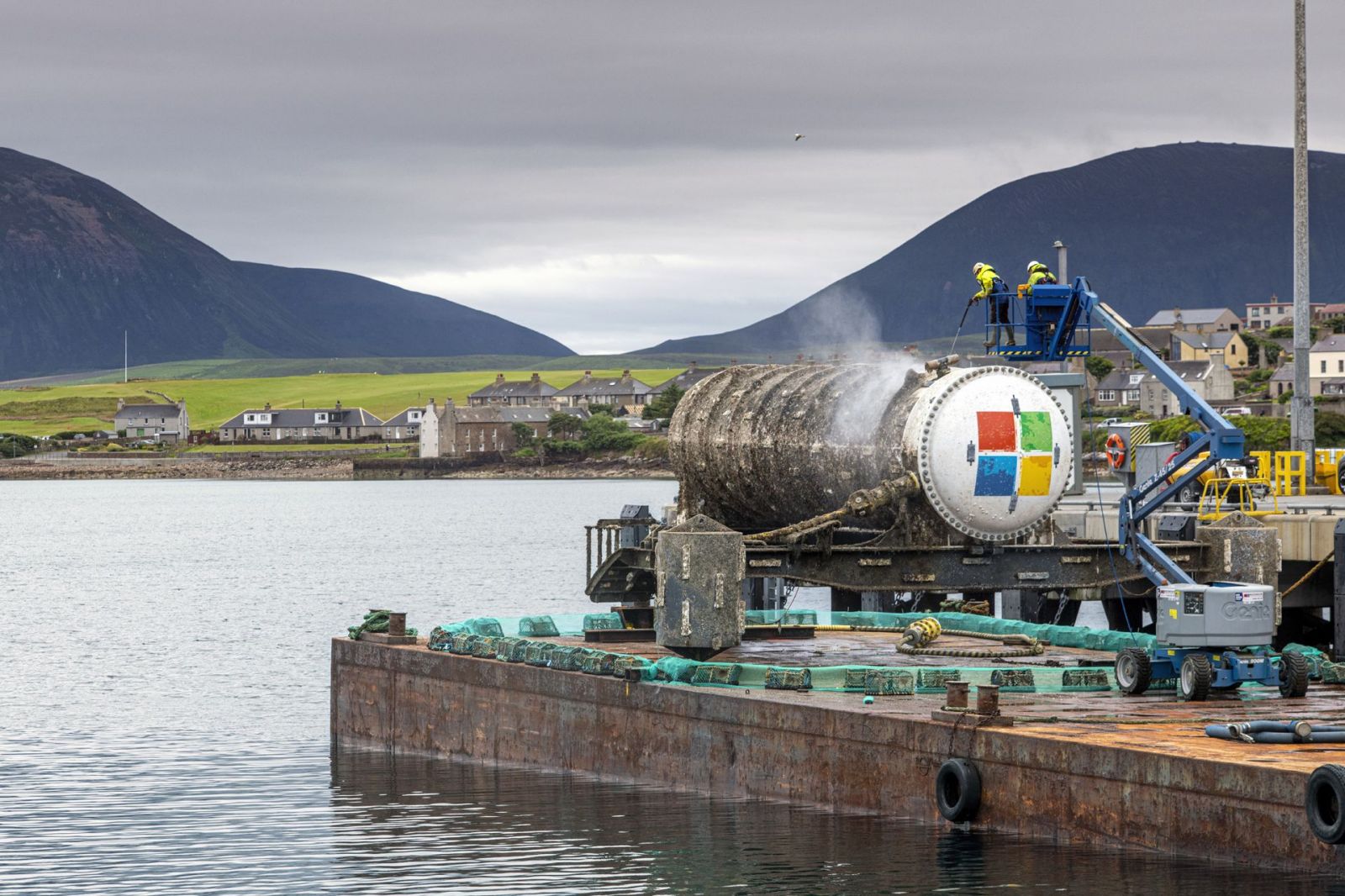Microsoft slávi veľký úspech: Po dvoch rokoch vytiahli z morského dna svoje servery, stále fungujú ako nové