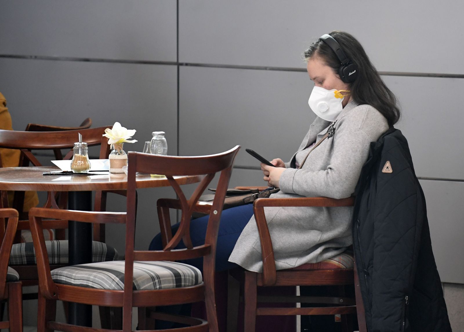 Cestujúca na košickom letisku počas zdravotnej kontroly v súvislosti s hrozbou šírenia koronavírusu