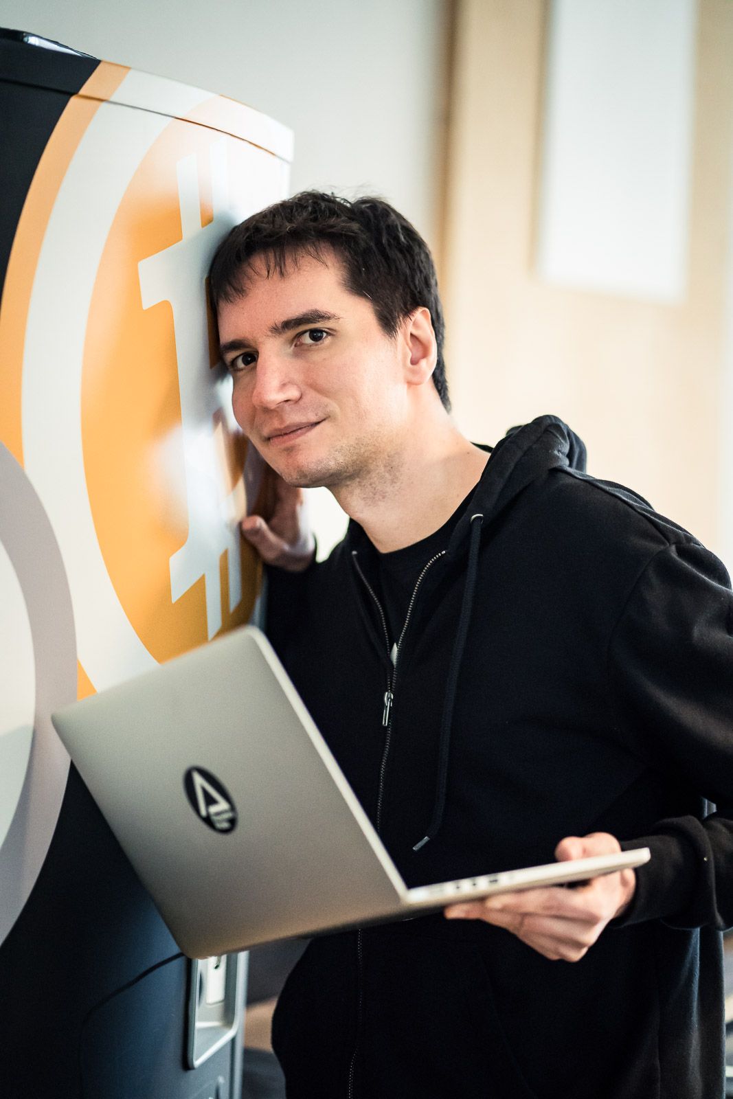 Darknet je výrazne bezpečnejší ako díler na ulici, hovorí profesionálny hacker Juraj Bednár (rozhovor)