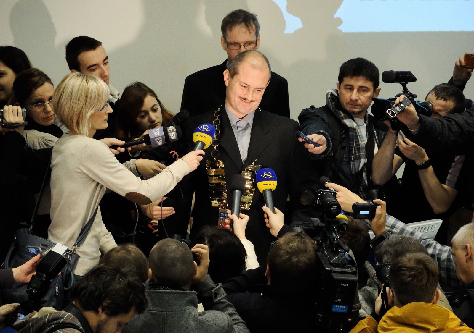 Marian Kotleba si 20.decembra 2013 slávnostne prevzal funkciu predsedu Banskobystrického samosprávneho kraja
