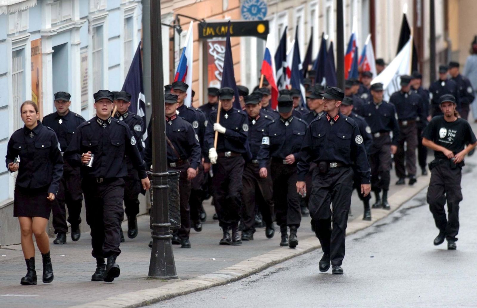 Členovia Slovenskej pospolitosti pochodovali s vlajkami slovenského dvojkrížu v čase výročia SNP aj v Banskej Bystrici. Vodca Marian Kotleba šiel uprostred
