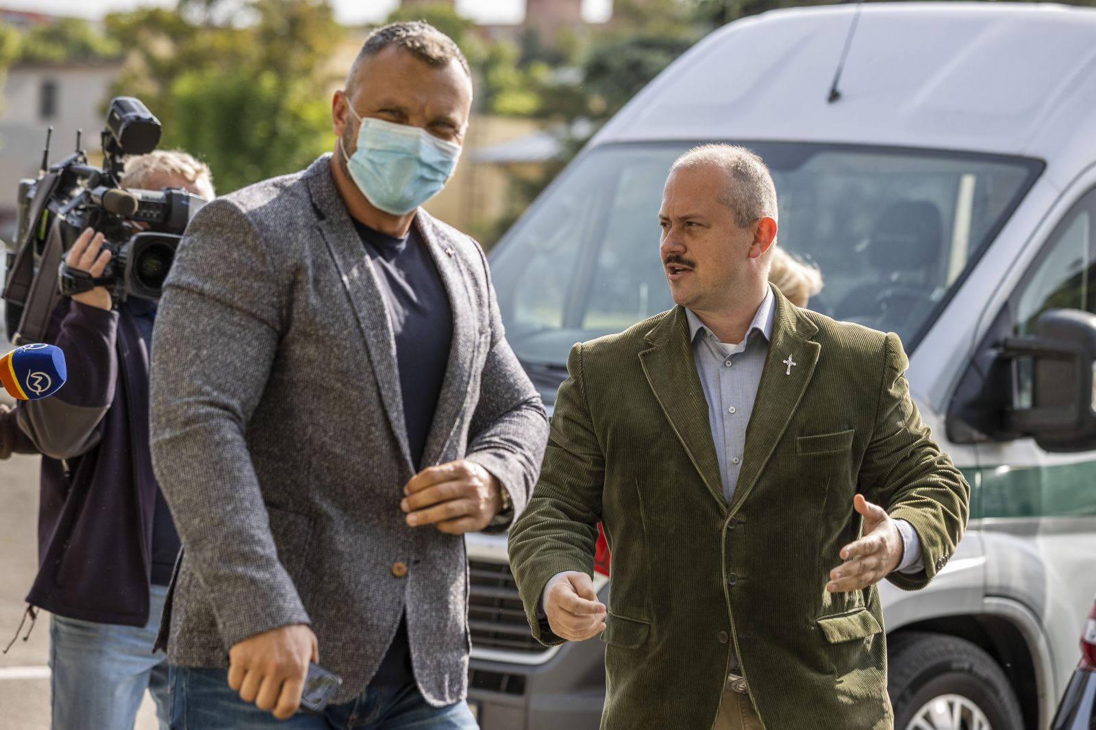 Marian Kotleba prichádza na súd v Pezinku.