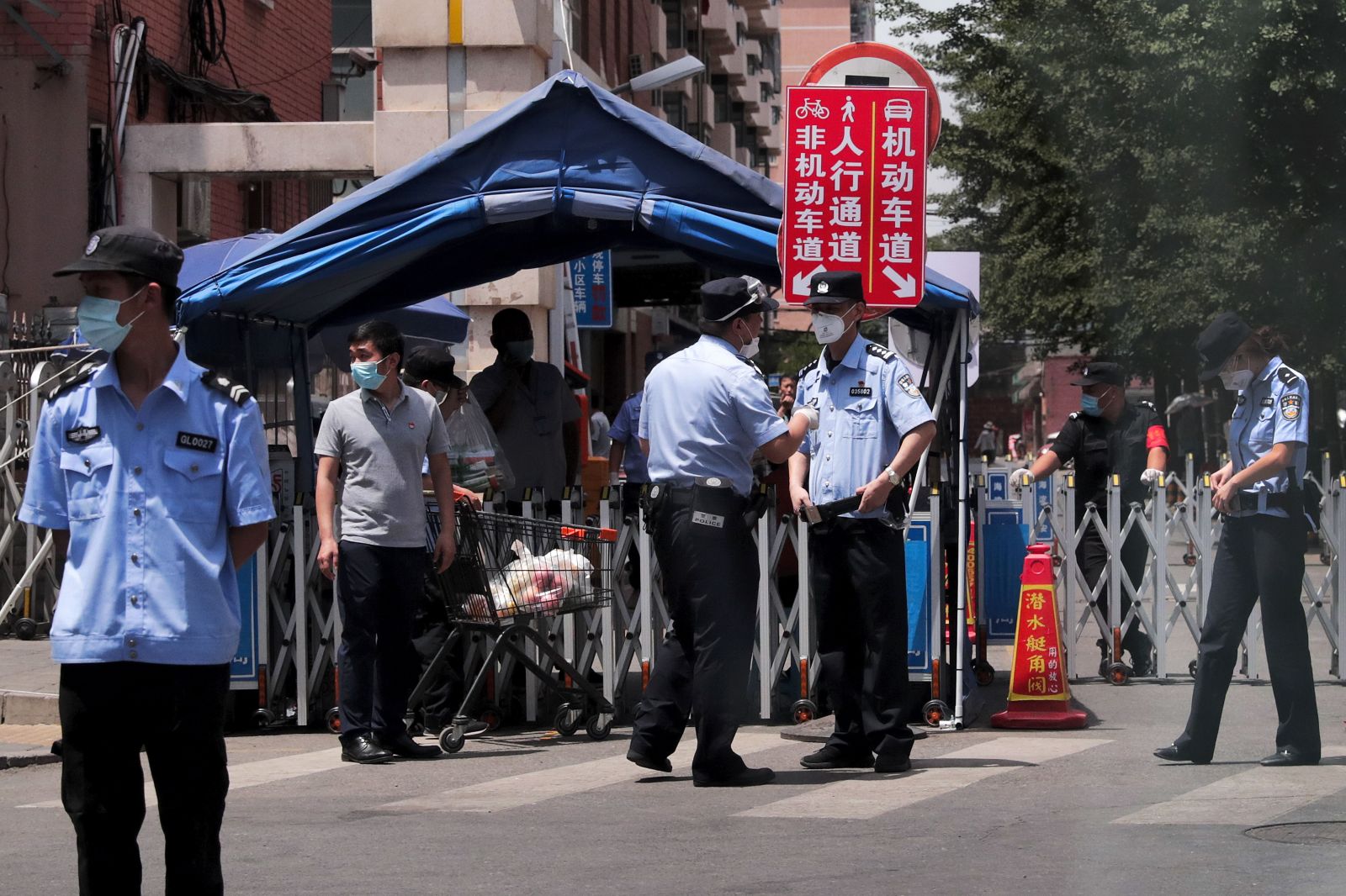V Pekingu sa opäť šíri koronavírus. Nové ohnisko nákazy sa spája s tržnicou, kde predávajú mäso a zeleninu