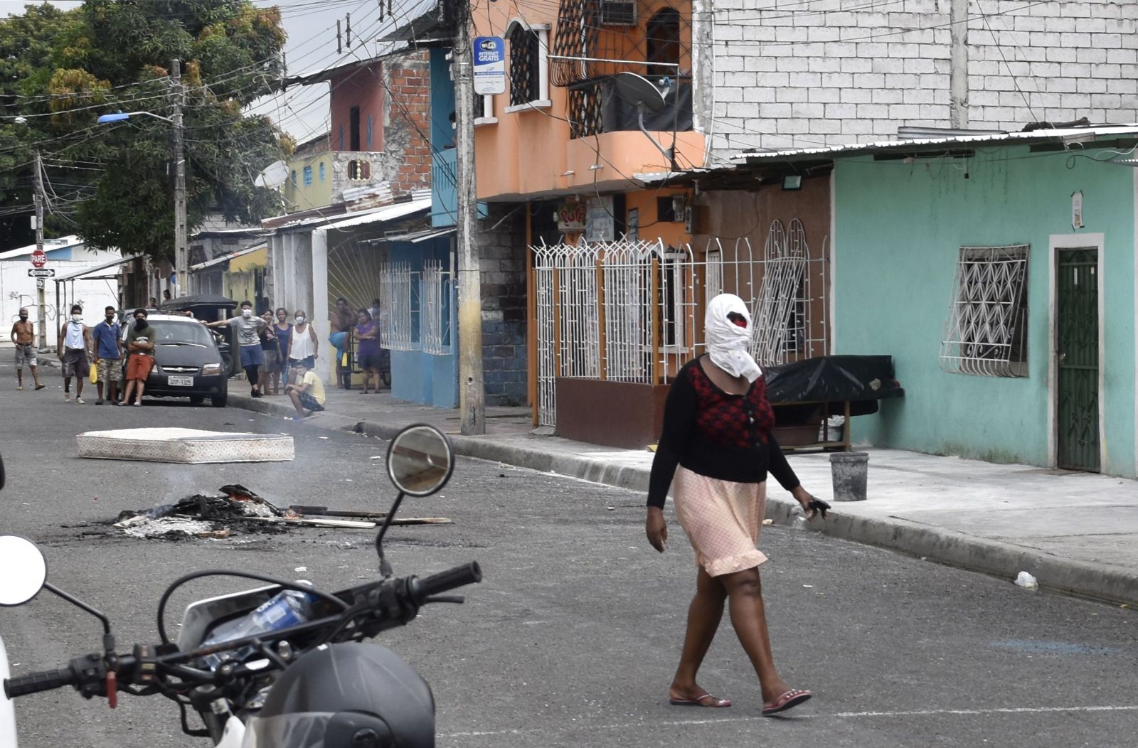 Mŕtve telá zabalené v čiernych vreciach sú často v Guayaquil odložené aj niekoľko dní na ulici.