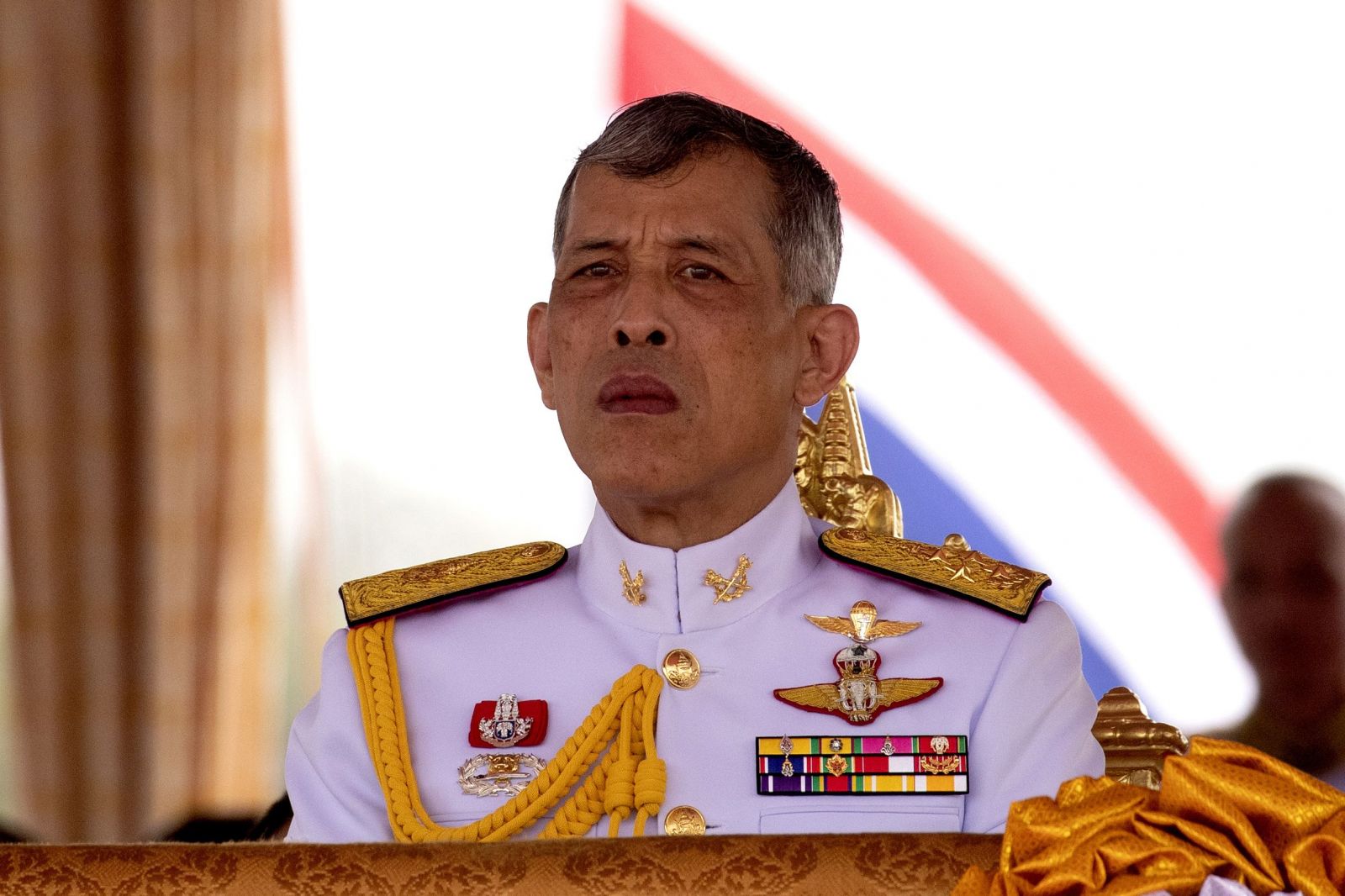 Thajský kráľ porušil prísnu karanténu a odskočil si 20 000 km súkromým lietadlom na party