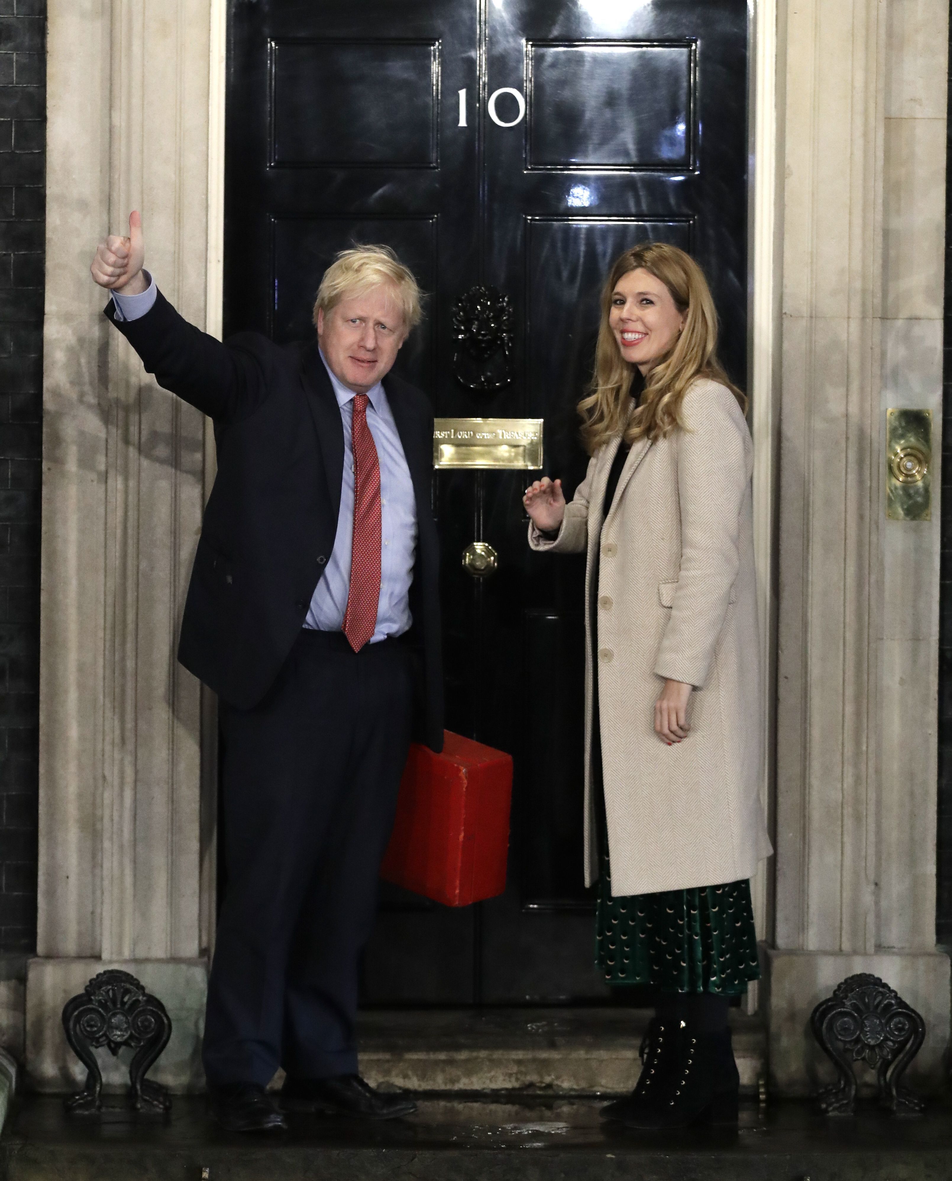 Boris Johnson s partnerkou Carrie Symonds na schodoch pred premiérskym sídlom
