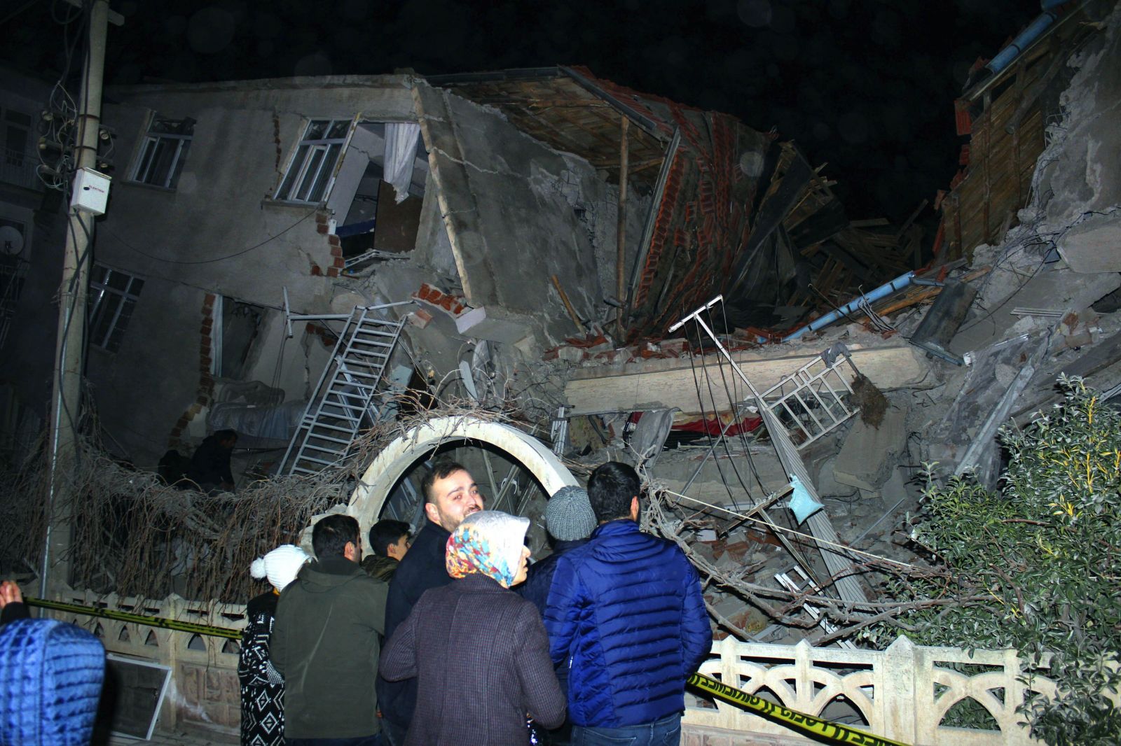 Zemetrasenie zhodilo minimálne 10 budov
