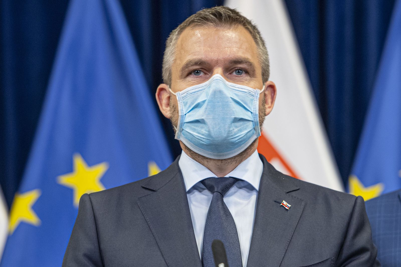 Na Slovensku je od nedele 61 nakazených koronavírusom. Premiér vyhlásil núdzový stav