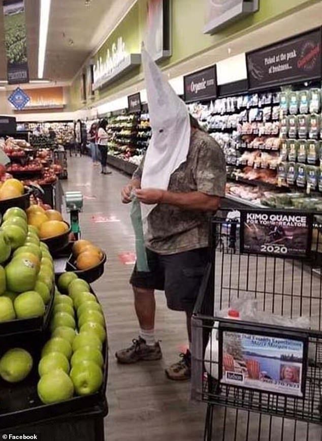 Muž v Kalifornii si namiesto rúška zobral do supermarketu masku Ku Klux Klanu