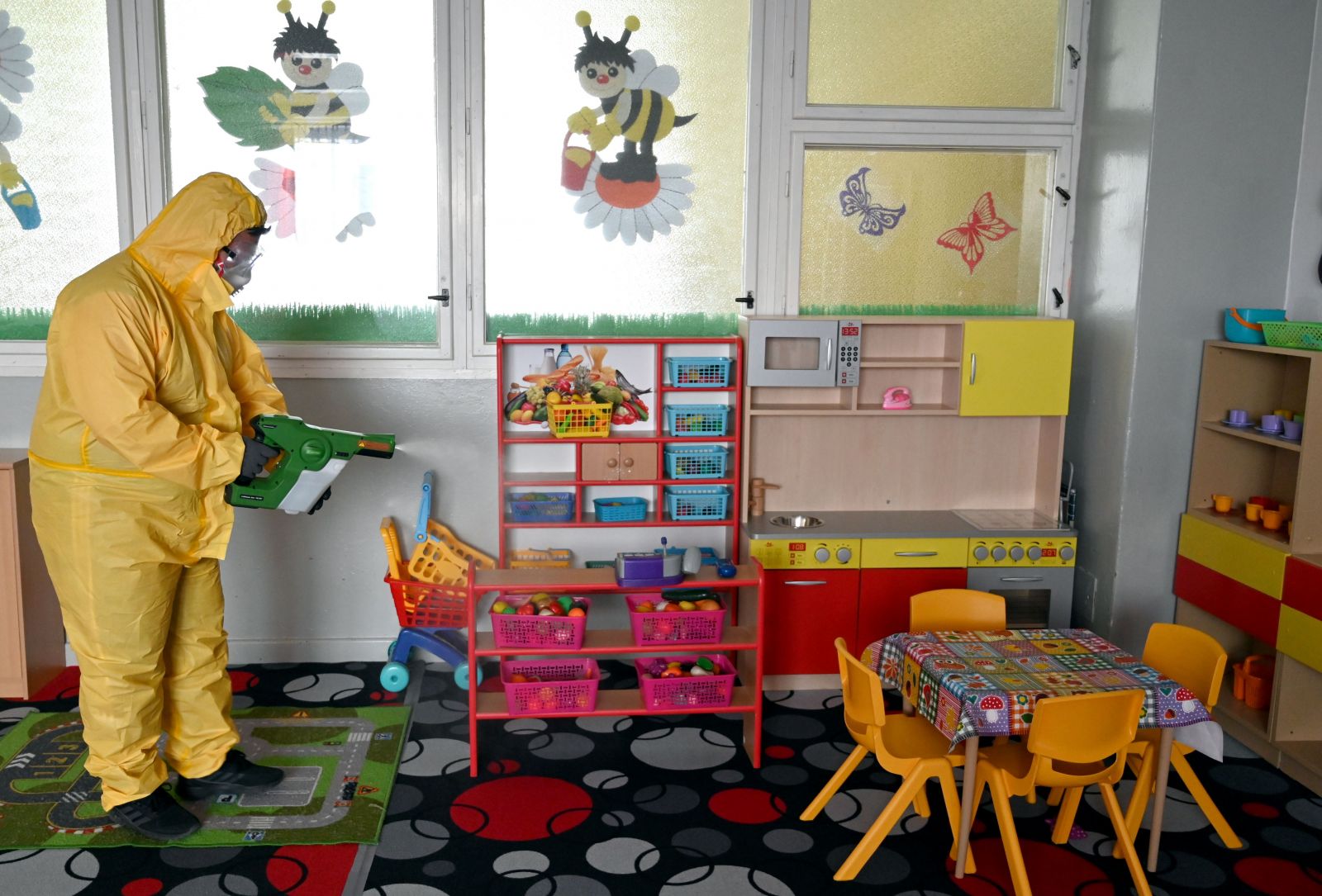 Žiaci dnes idú prvýkrát do škôl po troch mesiacoch. Do lavíc sa vrátia približne dve tretiny detí