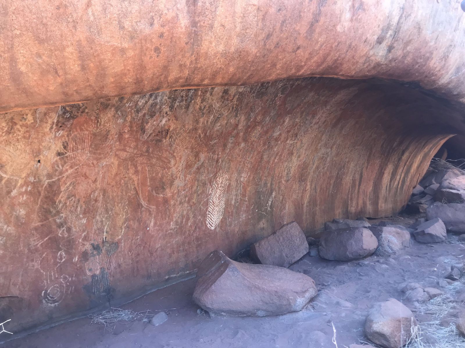 Staroveké aboriginske kresby pod Uluru. 