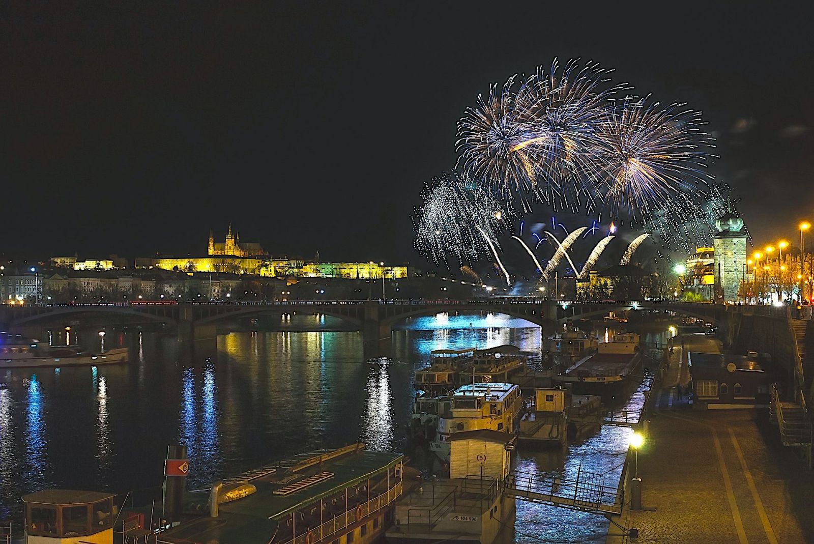 Tradiční novoroční ohňostroj by mohl být v Praze minulostí. Zrušit ho chce město i petice