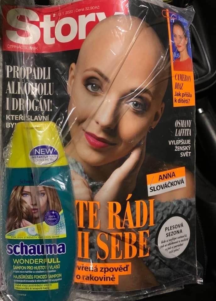 Český časopis se omluvil. K vydání s herečkou po chemoterapii na hlavní straně přibalil šampón pro husté vlasy