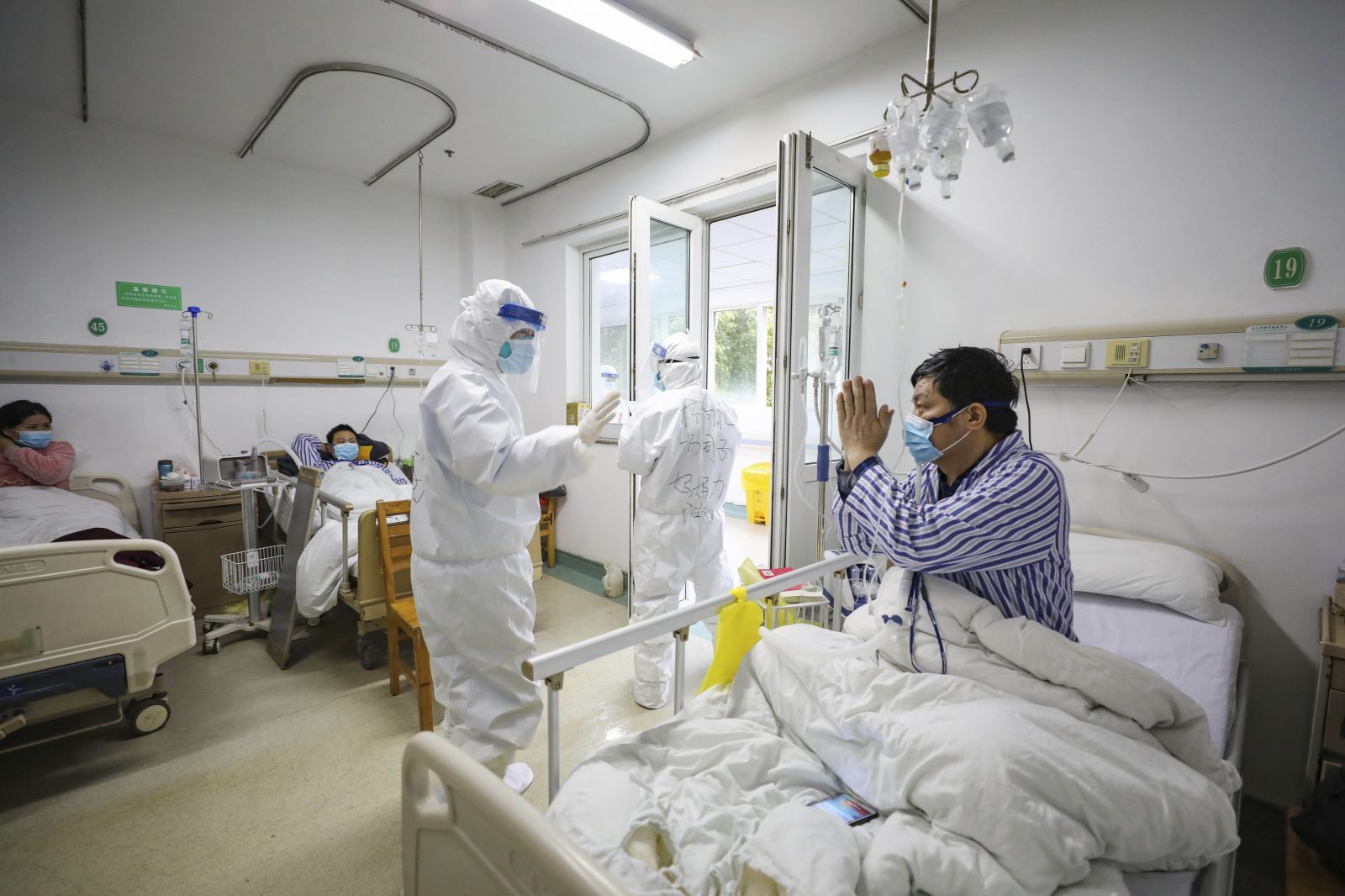 Před budovou v Rakousku, kde pobývala zemřelá na koronavirus, stojí auta s českými SPZ