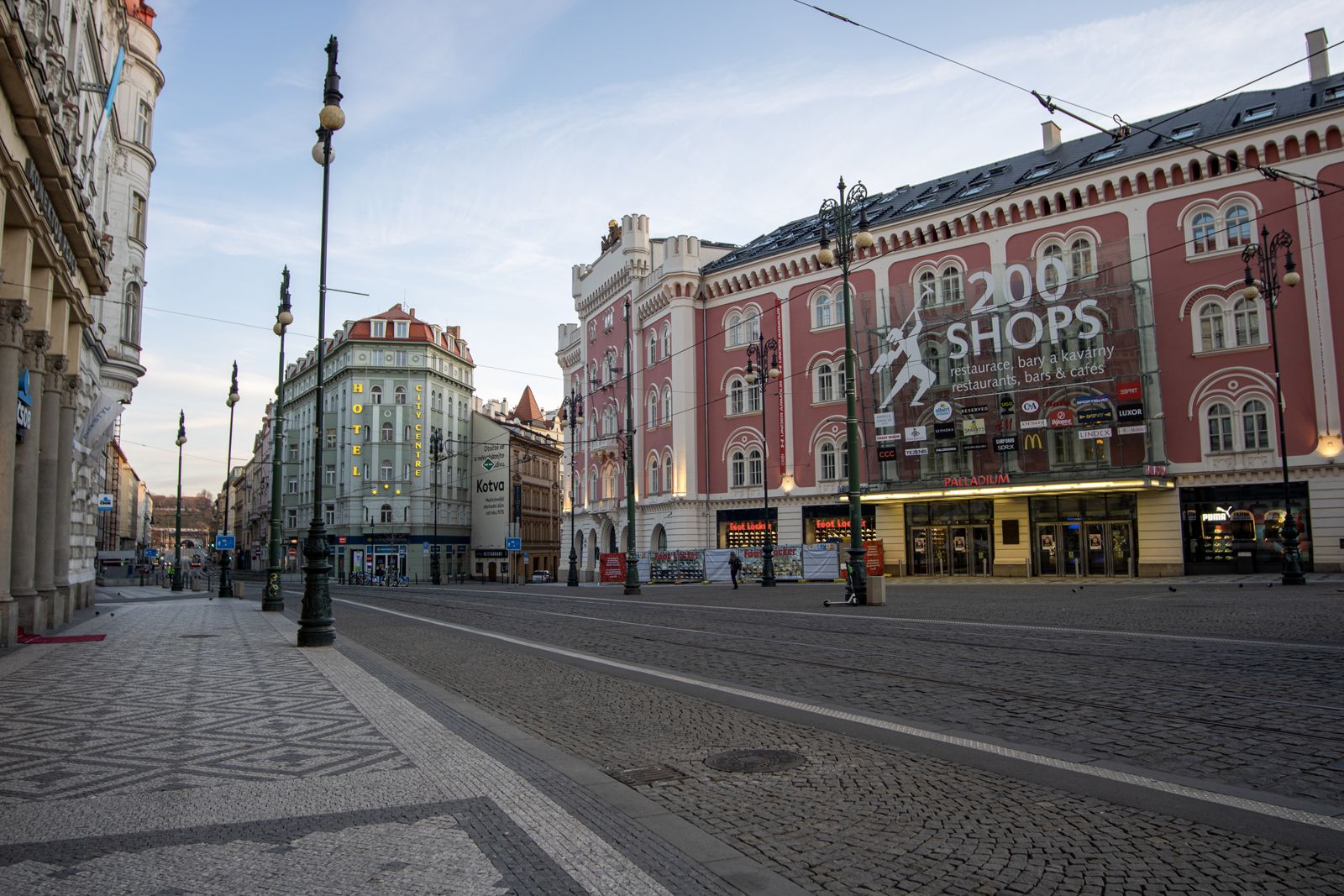 Prázdné centrum Prahy jen pár hodin po vyhlášení zákazu volného pohybu. Ticho a poházené koloběžky