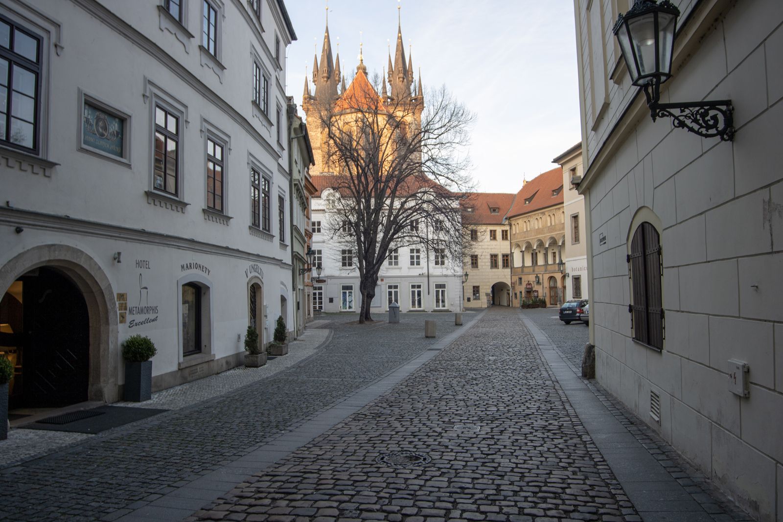 Prázdné centrum Prahy jen pár hodin po vyhlášení zákazu volného pohybu. Ticho a poházené koloběžky