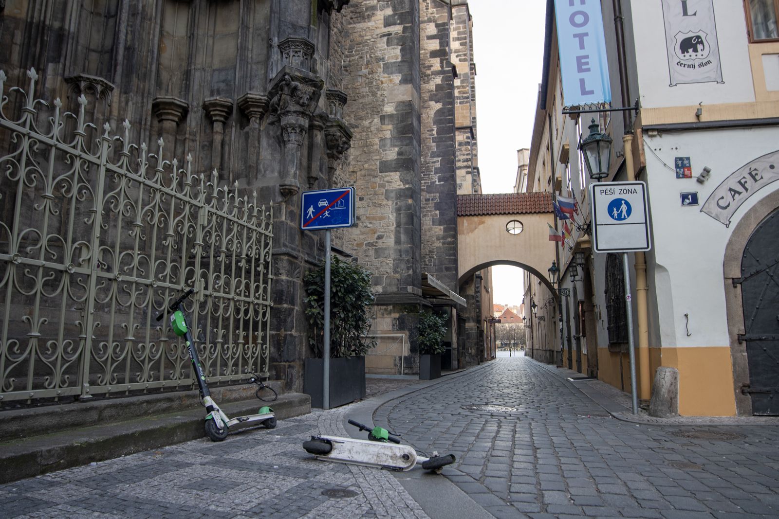 Prázdné centrum Prahy jen pár hodin po vyhlášení zákazu volného pohybu. Ticho a poházené koloběžky
