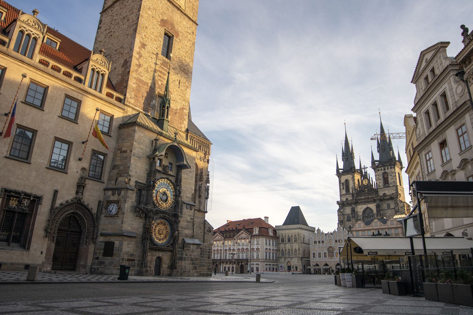 Prázdné centrum Prahy jen pár hodin po vyhlášení zákazu volného pohybu. Ticho a poházené koloběžky
