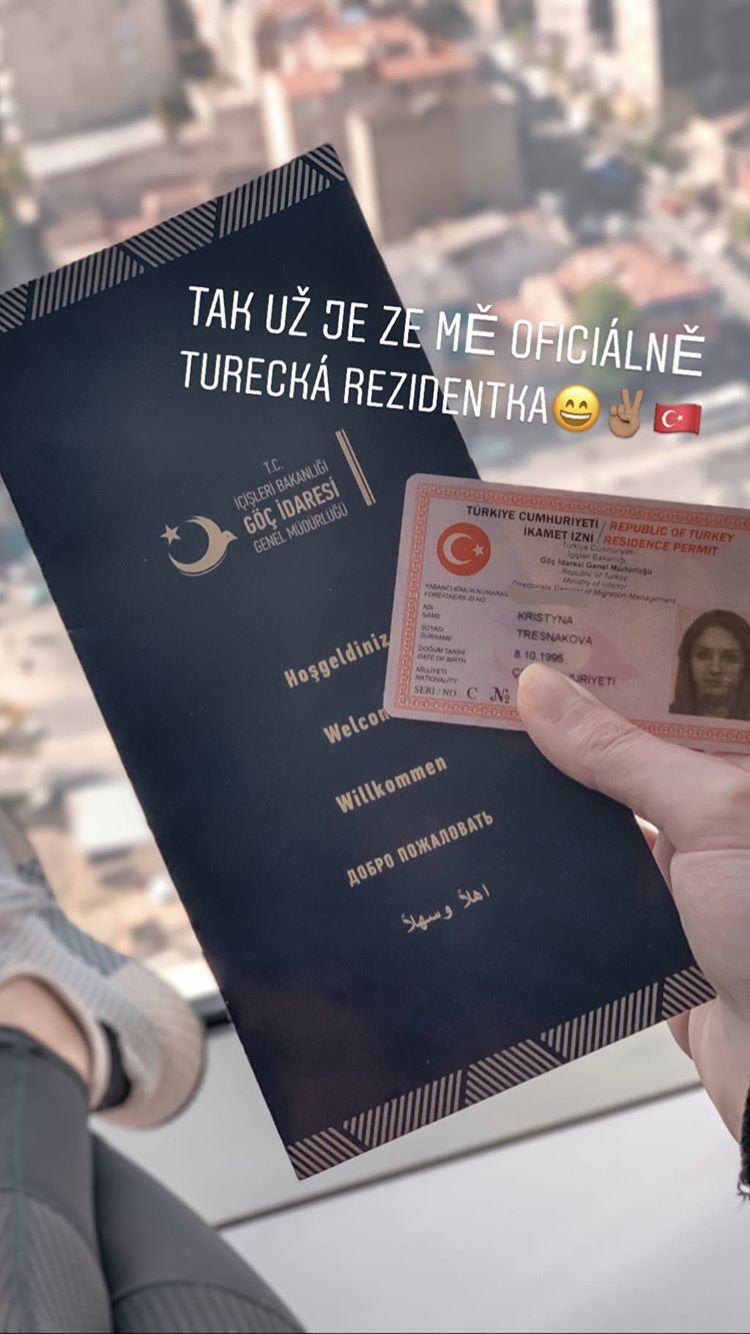 Popálená Týnuš Třešničková dostala tureckou občanku, návrat do Česka se stále oddaluje. Odhalila omylem svou tvář?