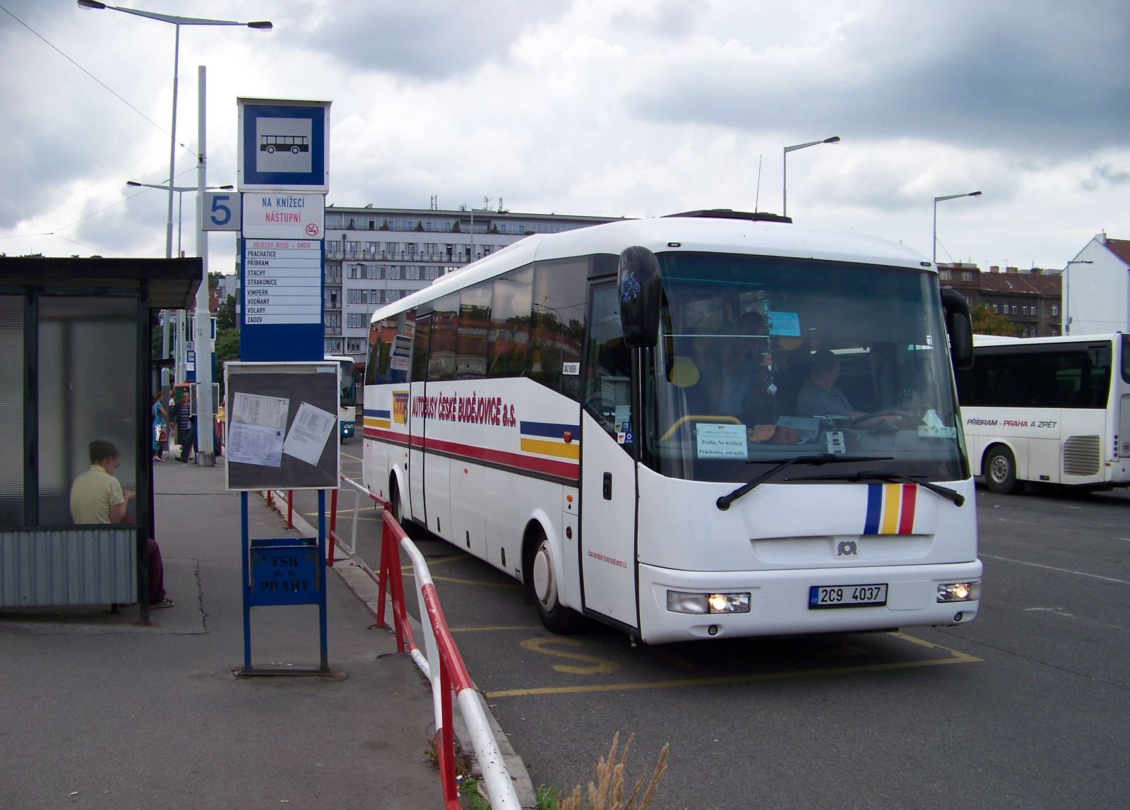 Řidička trolejbusu v Českých Budějovicích si během jízdy lakovala nehty na nohou. Byla pod vlivem drog