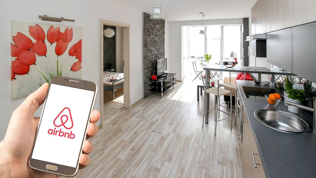 Hosté si pronajali dům přes Airbnb. Poté si všimli, že je šmírují kamery