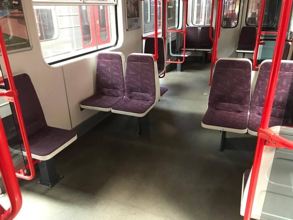 Otočené sedačky v metru testují lidé na trasách A i B. Dopravní podnik je plánuje rozšířit do dalších souprav