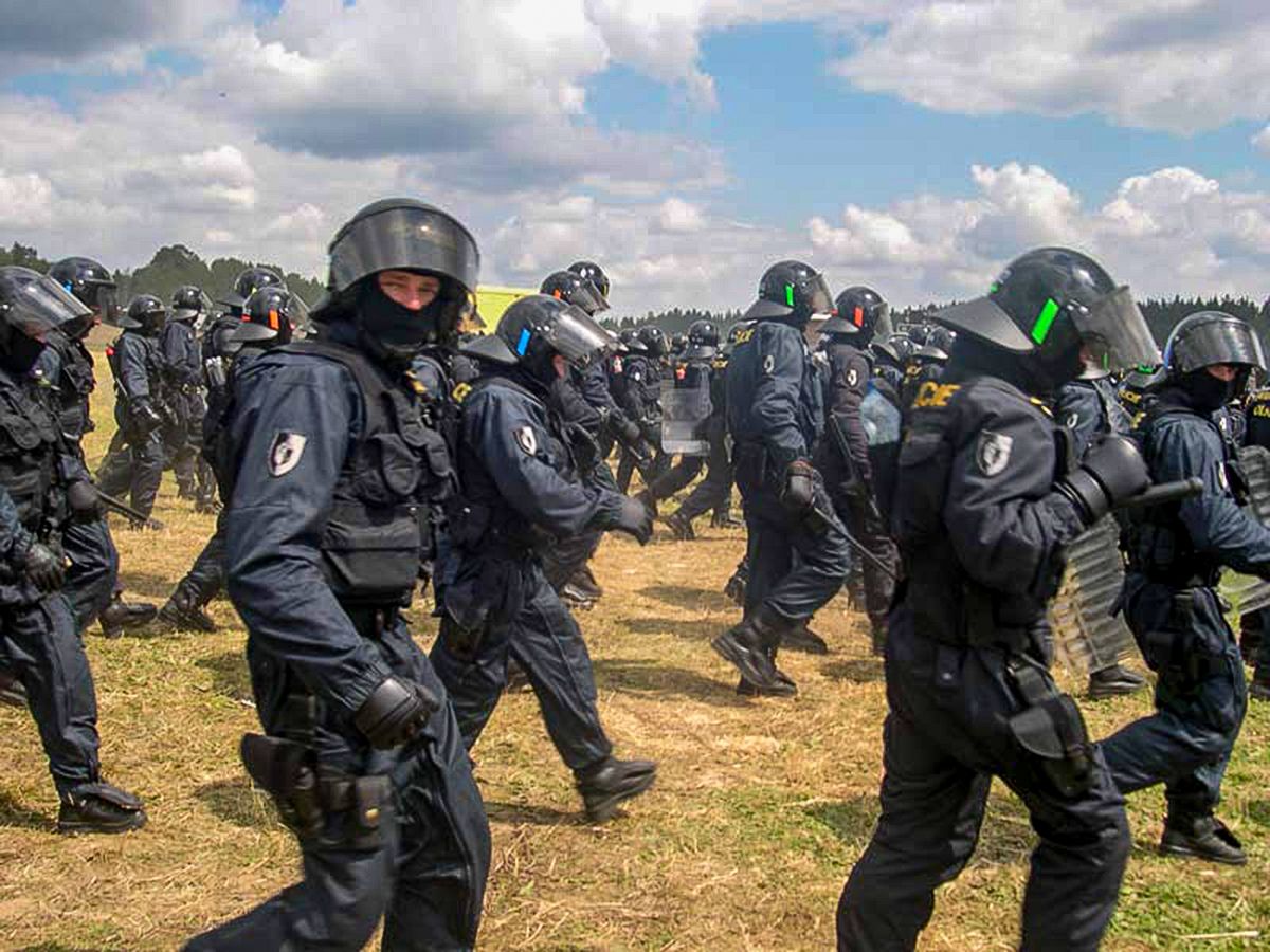 Czechtek 2005: Subkulturní událost roku rozehnalo stovky těžkooděnců slzným plynem a vodními děly