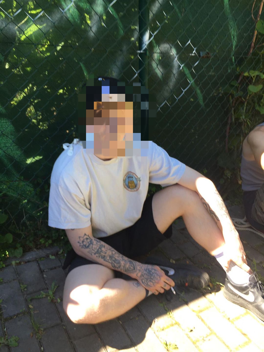Policista venčil cvičeného psa, všiml si mužů kradoucích motorku. Zloději se feny zalekli a ochotně počkali na zatčení