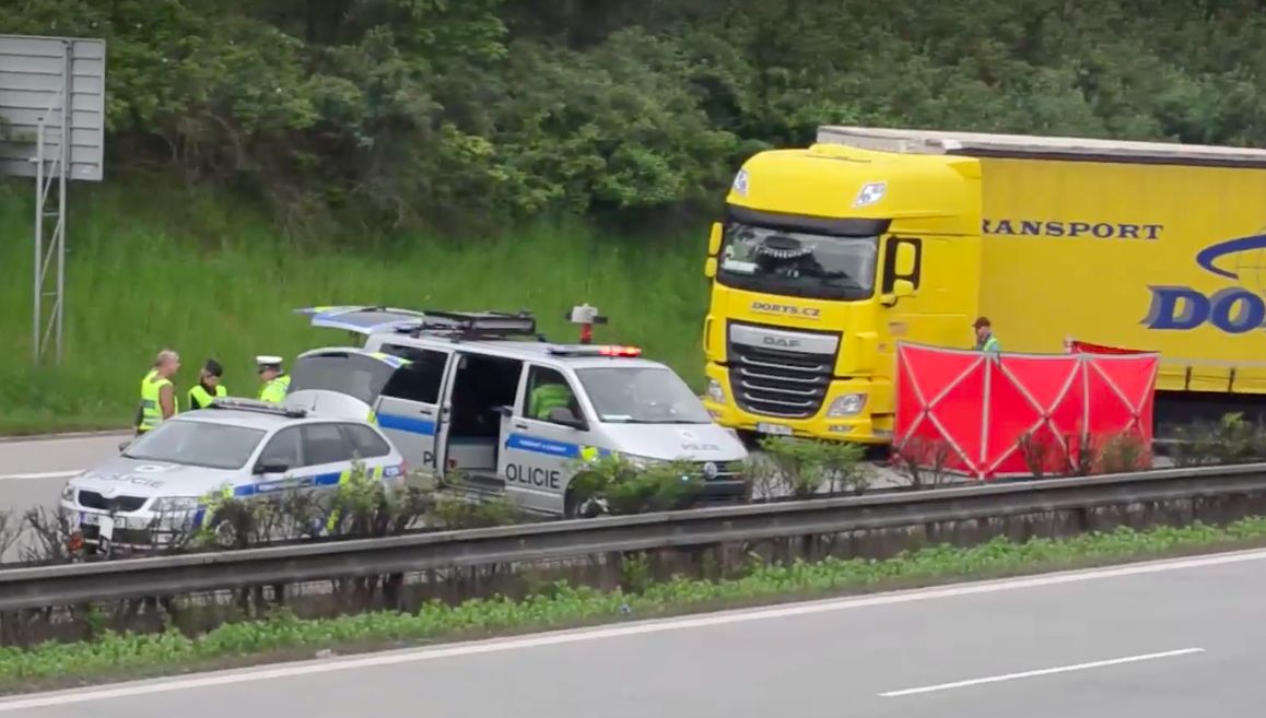 Řidič kamionu zemřel na D5. Jeho vůz zablokoval dálnici