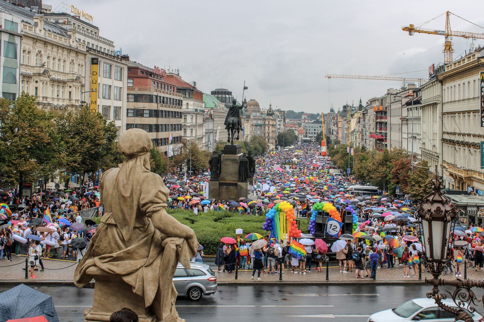 Vám to neublíží, nám to pomůže. Prahou prochází duhový pochod Prague Pride (Fotoreportáž)
