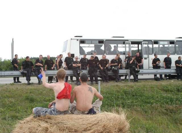 Czechtek 2005: Subkulturní událost roku rozehnaly stovky těžkooděnců slzným plynem a vodními děly