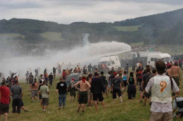 Czechtek 2005: Subkulturní událost roku rozehnaly stovky těžkooděnců slzným plynem a vodními děly