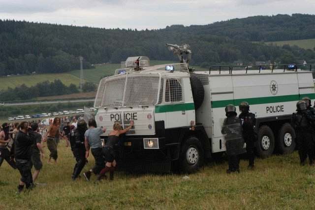 Czechtek 2005: Subkulturní událost roku rozehnaly stovky těžkooděnců slzným plynem a vodními děly