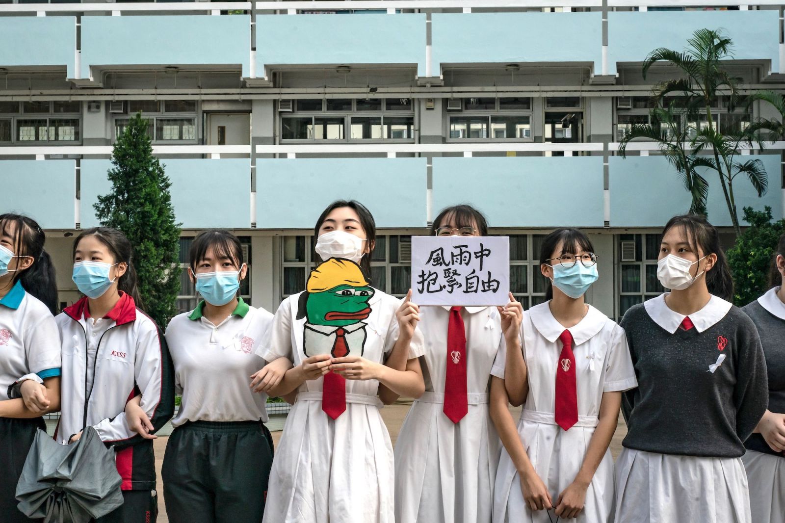 Studenti v Hongkongu vytvořili lidský řetěz. Pokračují v demonstracích proti čínské vládě
