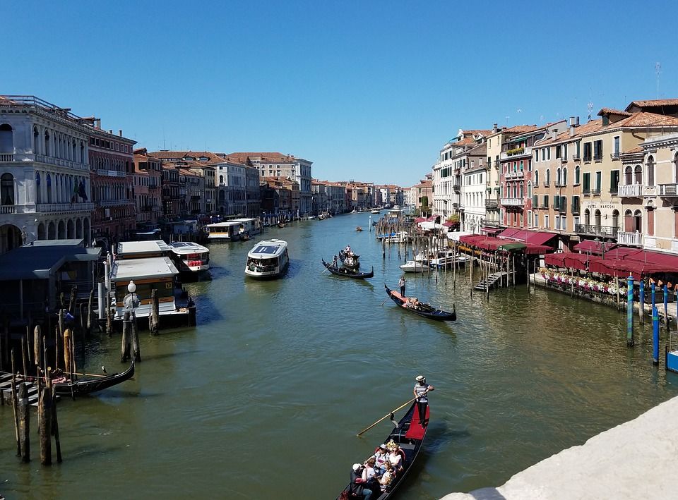 Češi se v Benátkách svlékli do naha a skočili do jednoho z kanálů. Platili přes 150 tisíc na pokutě