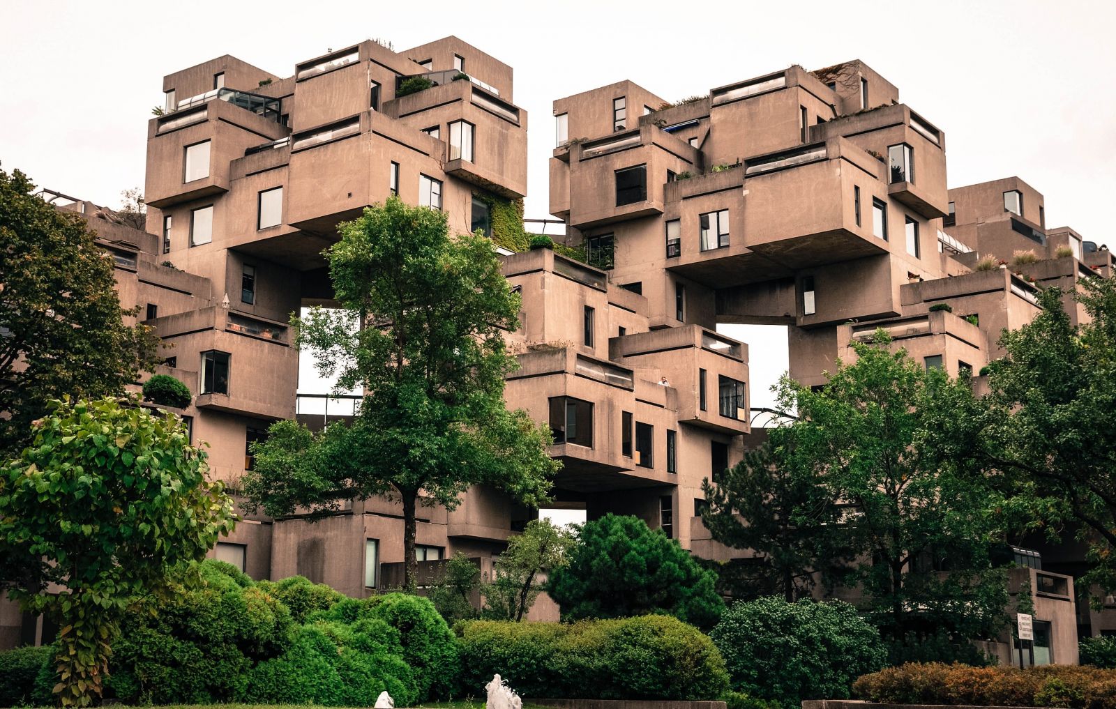 Podivné architektonické experimenty nebo vznešené monumenty? Utopický brutalismus je jedním z nejpozoruhodnějších stavebních stylů