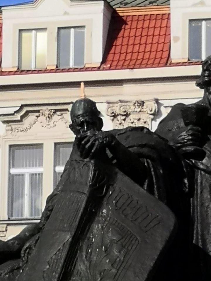 Turista připevnil na sochu Jana Husa umělý penis. Nevhodná legrace jej stála pokutu 10 tisíc korun