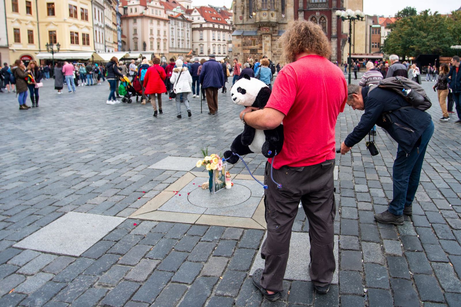 V Praze dostal pokutu Mickey Mouse, šaška i smrtku vyřešili strážníci domluvou. Navštívili jsme centrum po zákazu buskingu