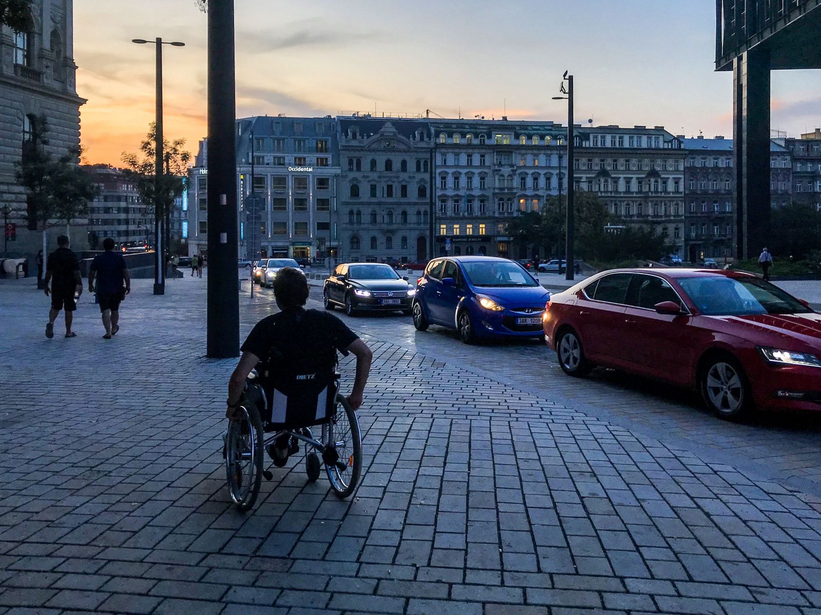 Žil jsem měsíc na vozíčku. Řidiči MHD mi odmítli pomoct, spadl jsem do asociálního života, změnil se mi pohled na svět